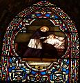 Franz von Sales pflegt einen Kranken. Glasfenster (Ausschnitt) aus der Kirche Notre Dame in Nizza (Frankreich)