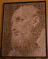 Kunstwerk in der Basilika der Heimsuchung in Annecy, Frankreich. Das Portrait des hl. Franz von Sales ist aus Zitaten aus seinen Werke zusammengesetzt.