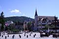 Blick auf drei (ehemalige) Heimsuchungsklöster in Annecy. v.li: 3. Kloster (hinter den Fahnen, heute Kloster St. Josef), heutiges Heimsuchungskloster (am Berg) und 2. Heimsuchungskloster (heute Kirche Franz von Sales und Hotel)