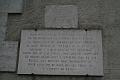 Erinnerungstafel an der Kirche der Einsiedelei von St. Germain über dem See von Annecy, Frankreich. Die Tafel erinnert daran, dass der hl. Franz von Sales hier seinen Lebensabend verbringen und Gott mit dem Rosenkranz und der Schreibfeder dienen wollte.