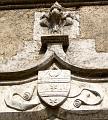 Bischofswappen des hl. Franz von Sales am Eingang zum Schloss Sales bei Thorens, Frankreich. Das Motto "Ny plus ny moins" -  "Nicht mehr und nicht weniger" war das Motto der Familie Sales. Franz von Sales änderte es bei seiner Bischofsweihe in "Non excidet" - "Er, sie, es wird nicht untergehen".