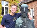 Jugendlicher des Weltjugendtages 2006 mit der Franz von Sales Statue in Haus Overbach, Nordrhein-Westfalen: Franz von Sales ist OK!