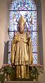 Statue in der Pfarrkirche von Thorens, Frankreich, über dem Taufbrunnen, wo Franz von Sales getauft wurde